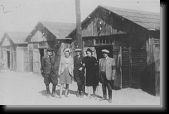 Pet zidovskych veznu pred baraky v tabore Belzec, kveten 1940 * 450 x 297 * (14KB)